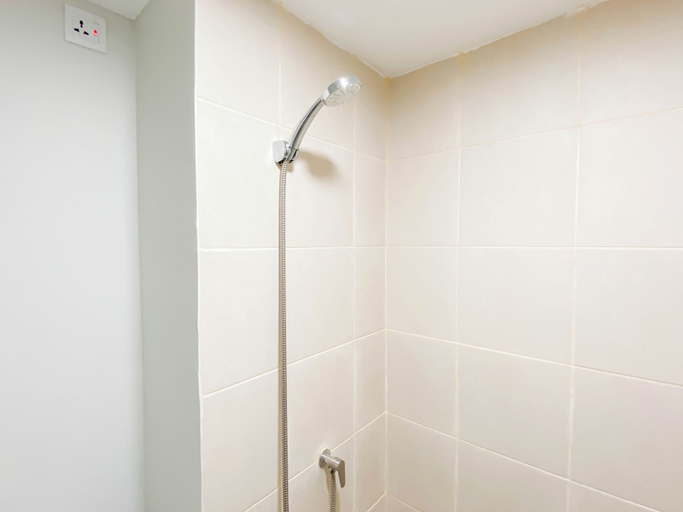 Bathroom 3, White Accent Studio At Apartment Meikarta Near Paramadina University, Cikarang