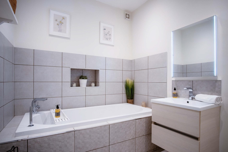 Bathroom 3, Ty Gwawr - 3 Bedroom Apt - Bayview Oxwich, Swansea