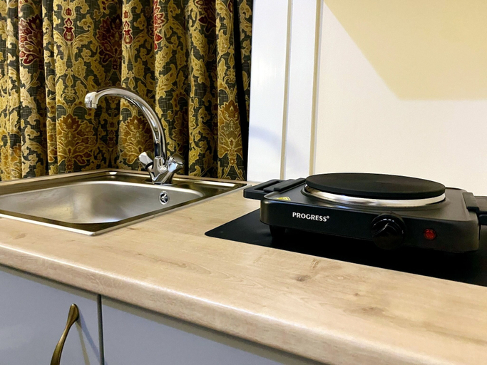 Private kitchen, Ground-Floor Super King or Twin Studio Apartment with Free Private Parking, Portsmouth