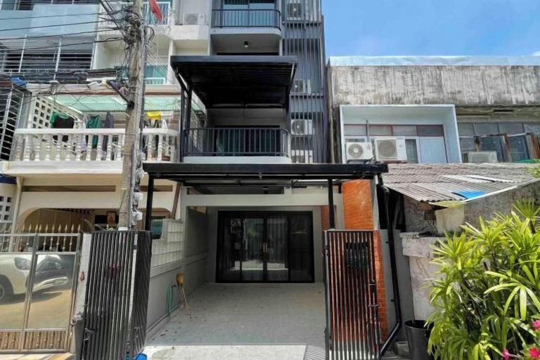 Exterior & Views 2, 4Beds 4Baths New Renovated Entire House BTS Ekkamai, Wattana