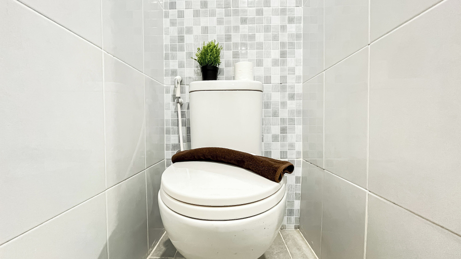 Bathroom 4, Basic And Compact Studio At Tokyo Riverside Pik 2 Apartment, Tangerang