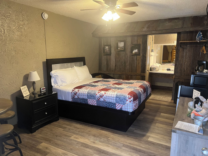 Room 5, Lincoln Lodge, Larue