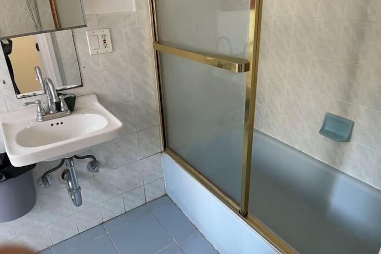 Bathroom 3, Quesada Homestay, San Francisco