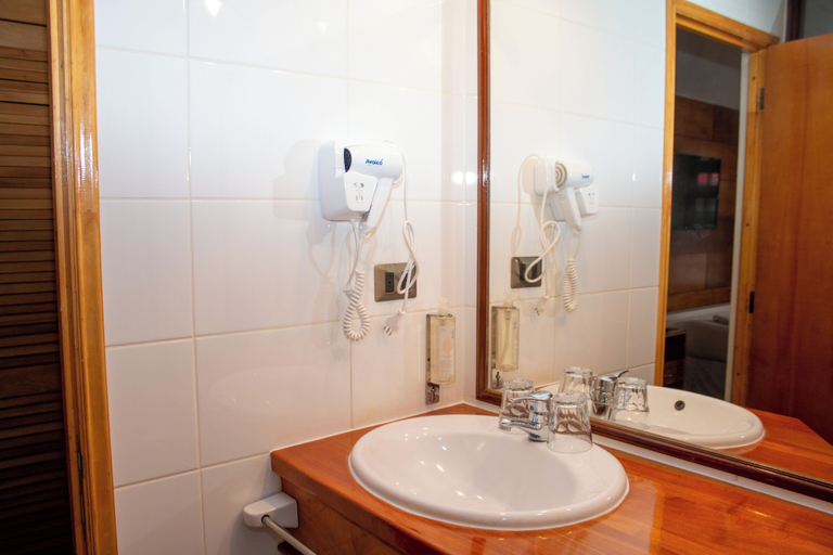 Bathroom 4, Hotel Germania, Llanquihue