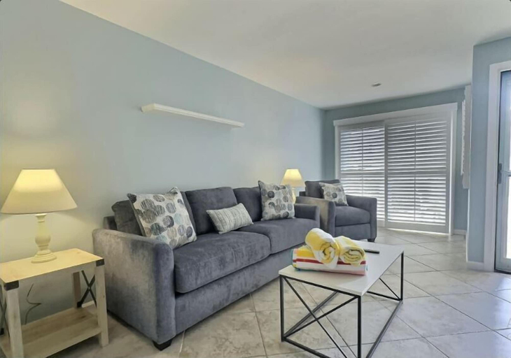 Living area 2, Stylish 1BR Urban Retreat, Houston