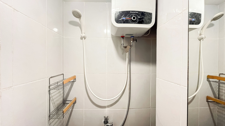 Bathroom 4, Simple And Good Deal Studio At Tokyo Riverside Pik 2 Apartment, Tangerang