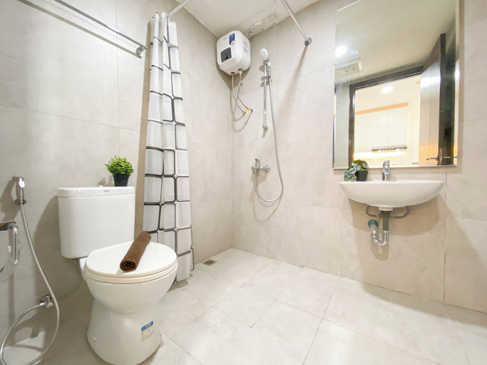 Bathroom 2, Studio With Direct Access Mall At Pollux Chadstone Apartment, Cikarang
