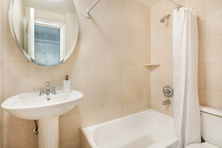 Room 5, 73-410 Luxury 24 DM New Studio UWS Gym Laundry, New York