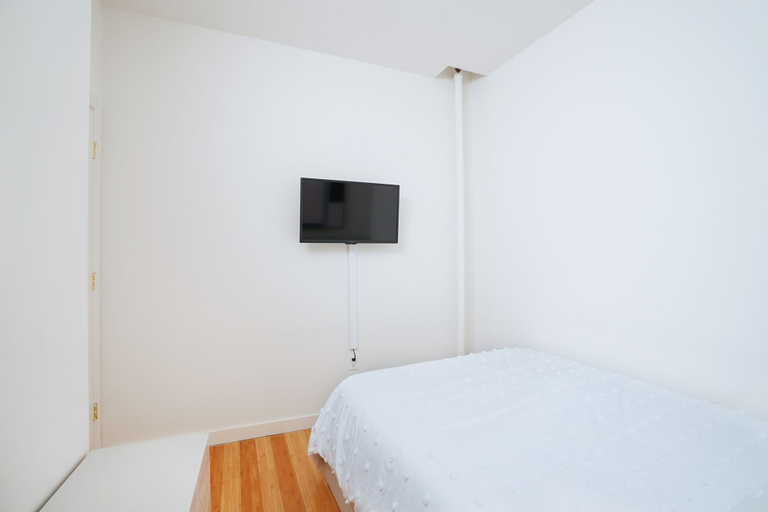 Room 5, Beautiful 3 Bedroom Unit in Prime Location, New York