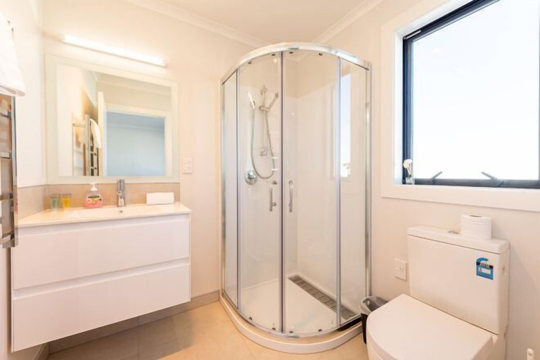 Bathroom 3, Alpine Star, Mackenzie