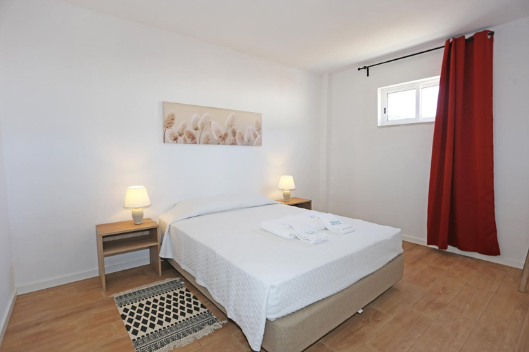 Room 2, X 10 - 2 Bed Apartment in Quinta da Ponte, Lagos