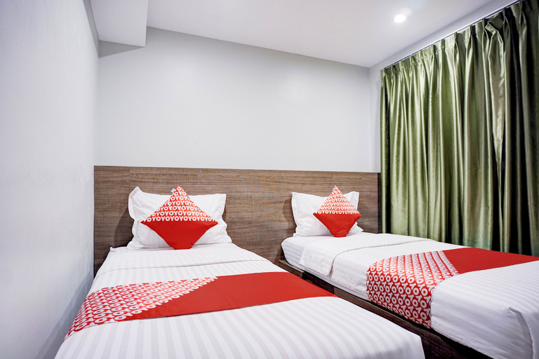 Room 2, OYO 94772 Gapura Hotel, Simalungun