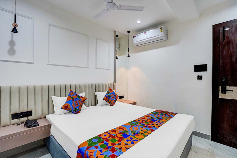 Room 5, Fabhotel Sanviraaj, Kanpur Nagar