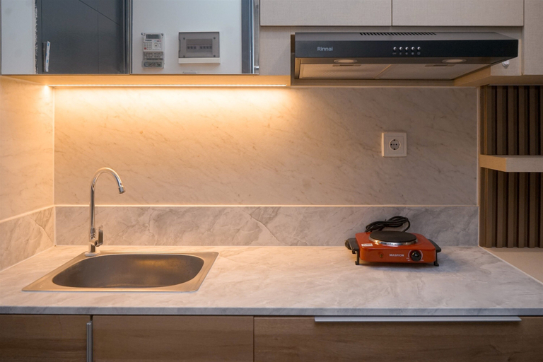Private kitchen 4, Fancy And Homey Studio Room At Collins Boulevard Apartment, Tangerang