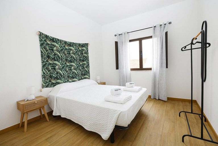 Room 2, B87 - Windmill 2 Bed Apartment in Odiaxere, Lagos