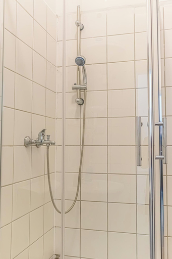 Bathroom 3, Elegant 2BR Apt Steps from Westbahnhof, Wien