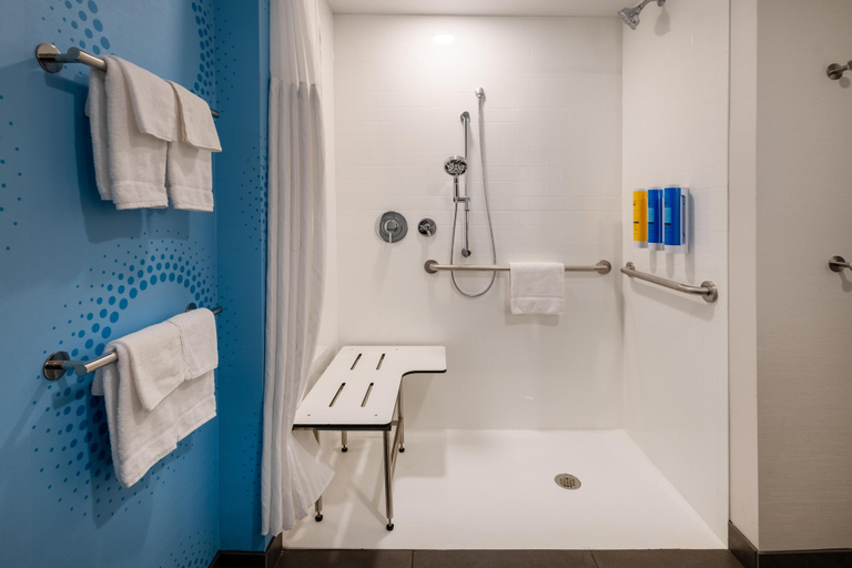 Bathroom 4, Tru By Hilton Commerce, Banks