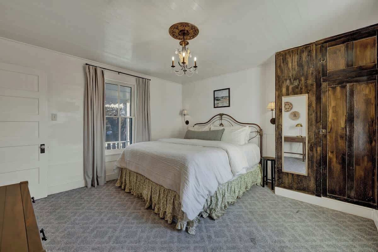 Room 2, Victorian Escape-pool & Hot Tub!, Gillespie