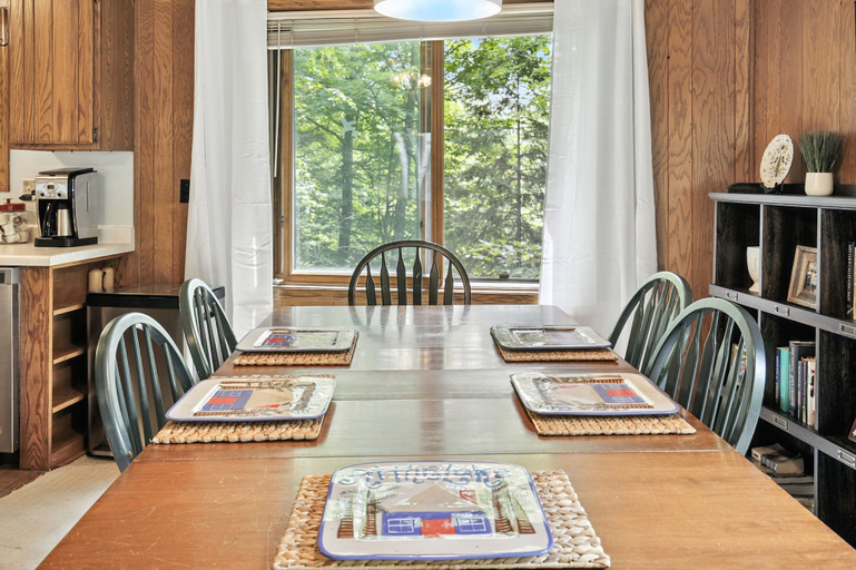 Dining 4, The Treehouse Lakes & Trails Cabin 3 Bedroom Cabin, Vilas