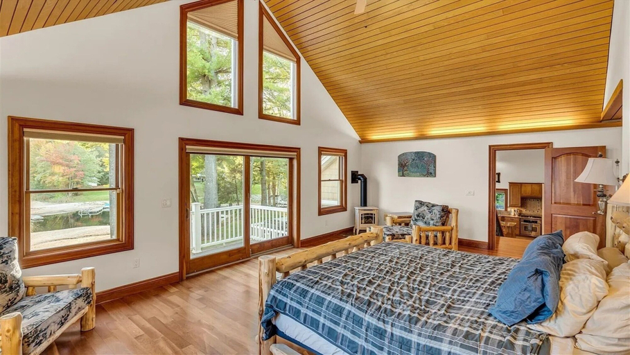 Room 3, Sandy Cove - Limit 14 4 Bedroom Villa by RedAwning, Cumberland