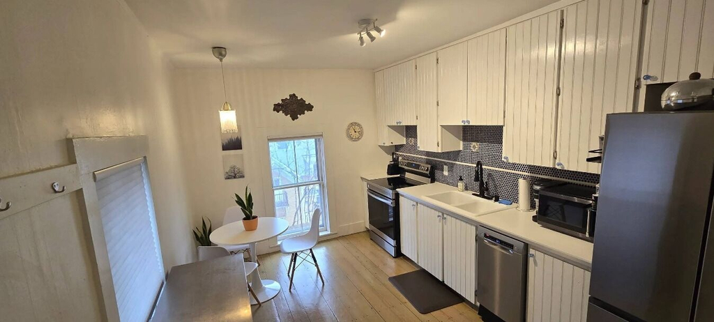 Private kitchen 3, Damselfly Guesthouse, Orleans