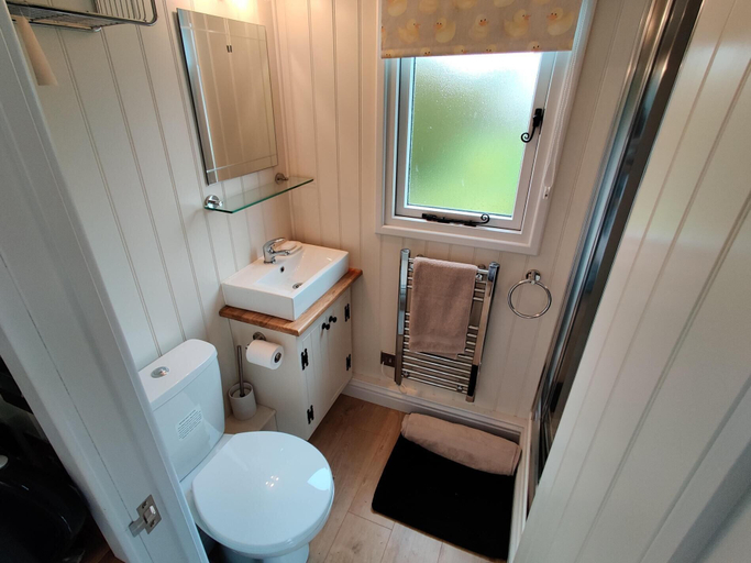 Bathroom 3, Duck House - 1 Bed Shepherds Hut - Gower, Swansea