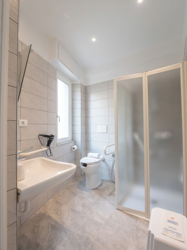 Bathroom 5, Hotel La Bussola, Savona