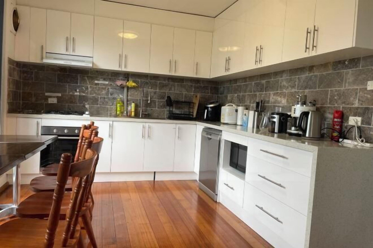 Private kitchen 4, 3 Bed room Villa 19 Mins to Melbourne center, Melbourne