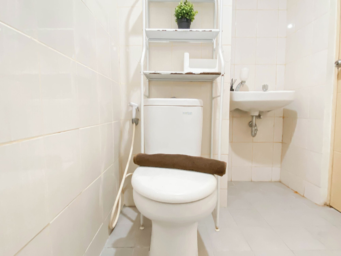 Bathroom 3, Studio Near Rajawali Station At Amethyst Apartment, Jakarta Pusat