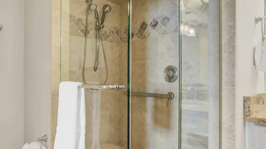 Bathroom 4, 309 B Shipwatch by Avantstay Community Pool Access!, Charleston
