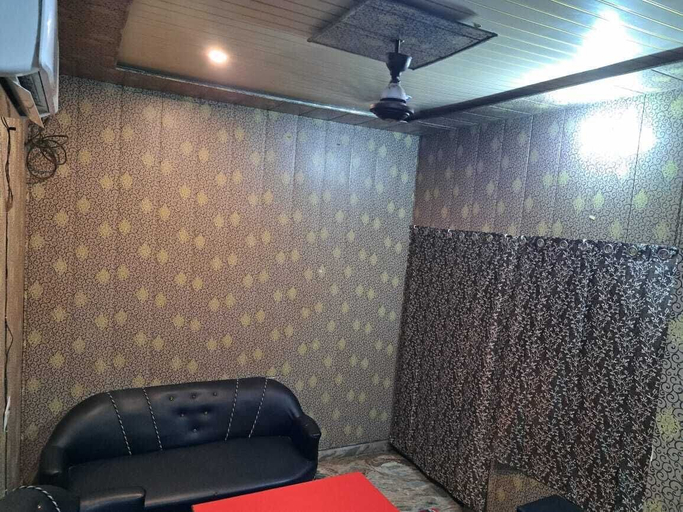 Room 4, Pari Ac Restaurant & Hotel, Moradabad