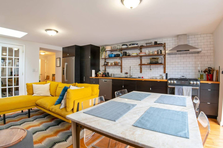 Room 5, Stonehurst by Rove 2BR Apt w Private Backyard, New York