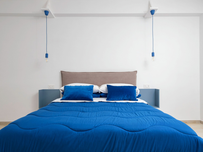 Room 4, Blue Holiday, Napoli