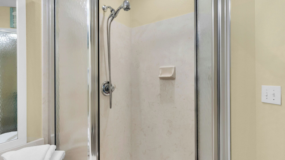 Bathroom 5, Tidewater, Bay