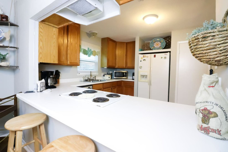 Room 3, Sunny Daze Walk to Beach 2 Decks Pet Friendly, Galveston
