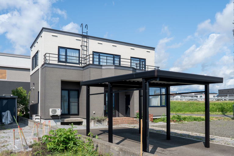 Exterior & Views