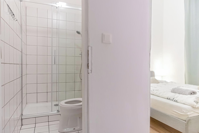Bathroom 5, Modern 2BR Apt Near Westbahnhof, Wien