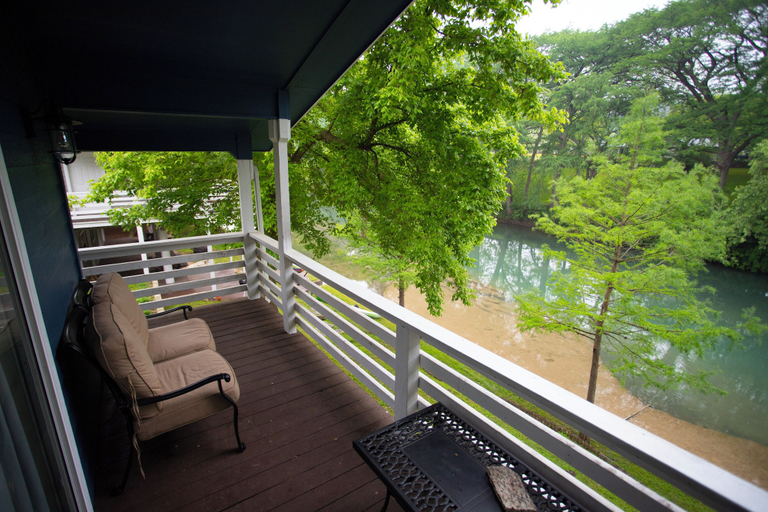 Terrace/patio 3, River Road Escapes, Comal
