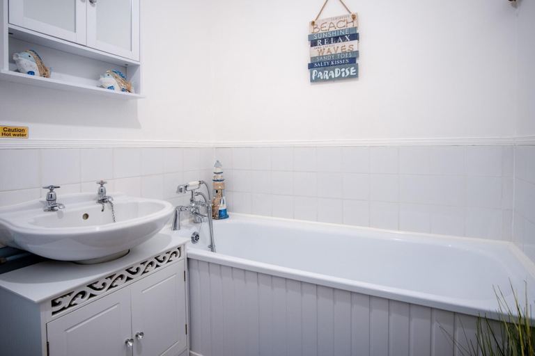 Bathroom 5, Bayview 32 - 2 Bedroom Chalet - Bayview Oxwich, Swansea