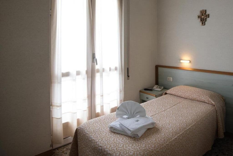 Bedroom 4, Albergo Regina Mundi, Savona