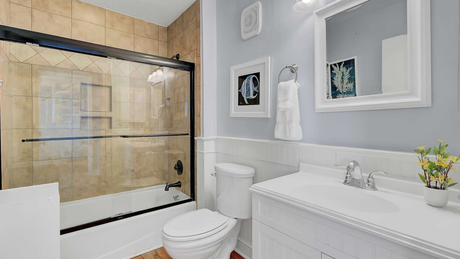 Bathroom, 304 E Port O Call by Avantstay Rooftop Deck Incredible Ocean & Beach Views!, Charleston