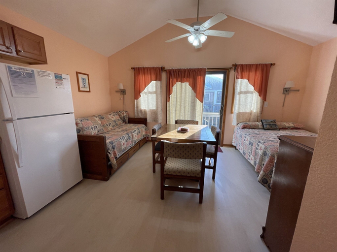 Interior 5, 26 Salty Dogs Studio Bedroom Condo by RedAwning, Dare