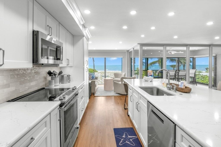Private kitchen 3, Kings Crown 117 2 Bedroom Condo, Lee