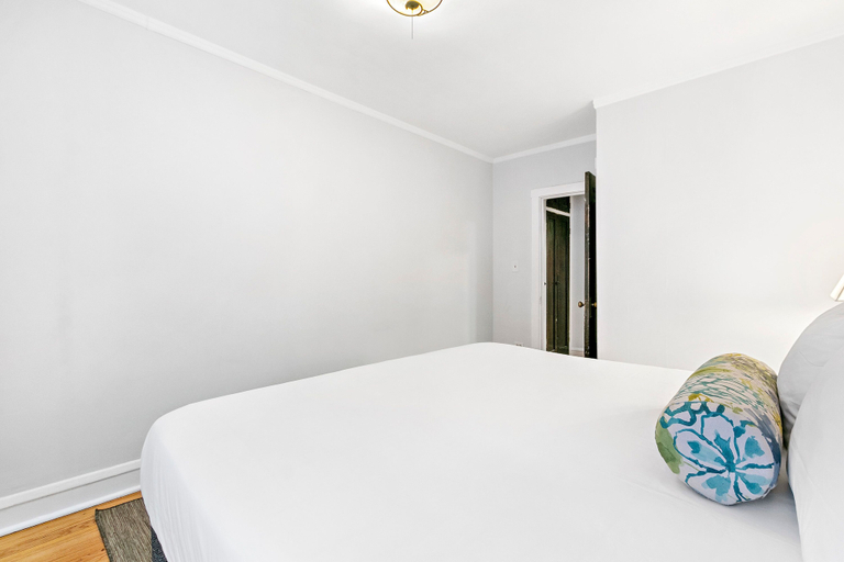 Room 4, Cozy Getaway 1BR Apt - Mfield E2, Cook