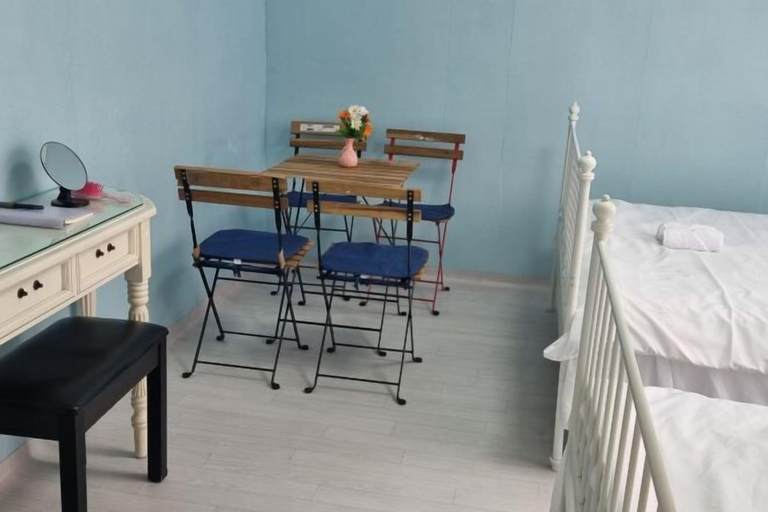 Room 5, Lauren House, Buk