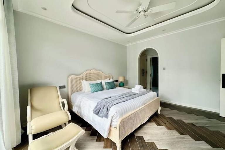 Room 4, West Phu Quoc 4BR beachfront villa with private pool, Phú Quốc