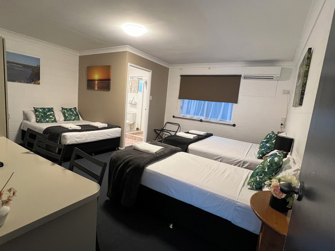 Bedroom 2, Spanish Lace Motor Inn, Rosslea