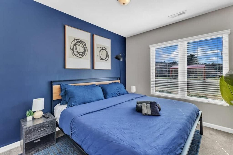 Room 1, Upscale King 3BR Townhouse Mins Downtown, Wake