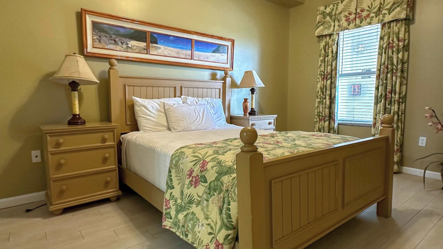 Room 5, Spacious 3-bedroom Beachfront Condo Pool, Large Balcony, Escambia