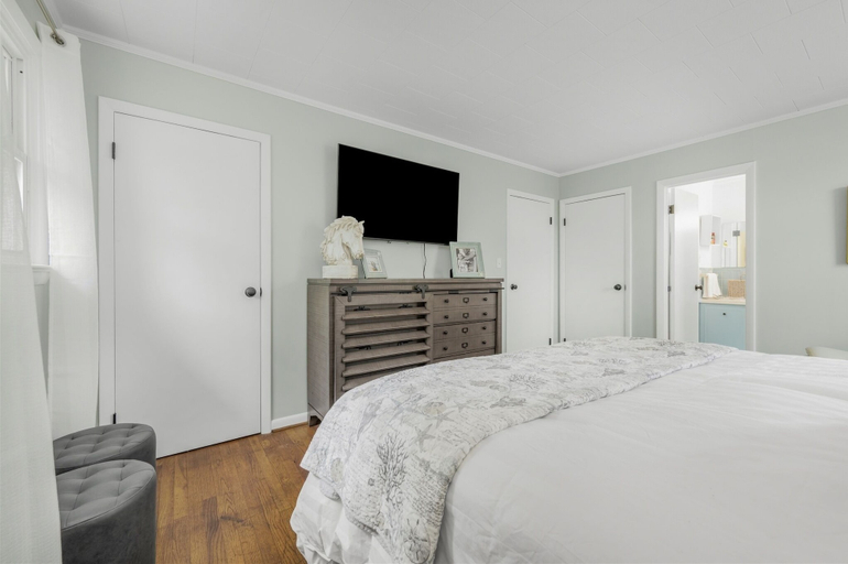 Room 2, Cypress Cove 3 Bedroom Cottage, Dare